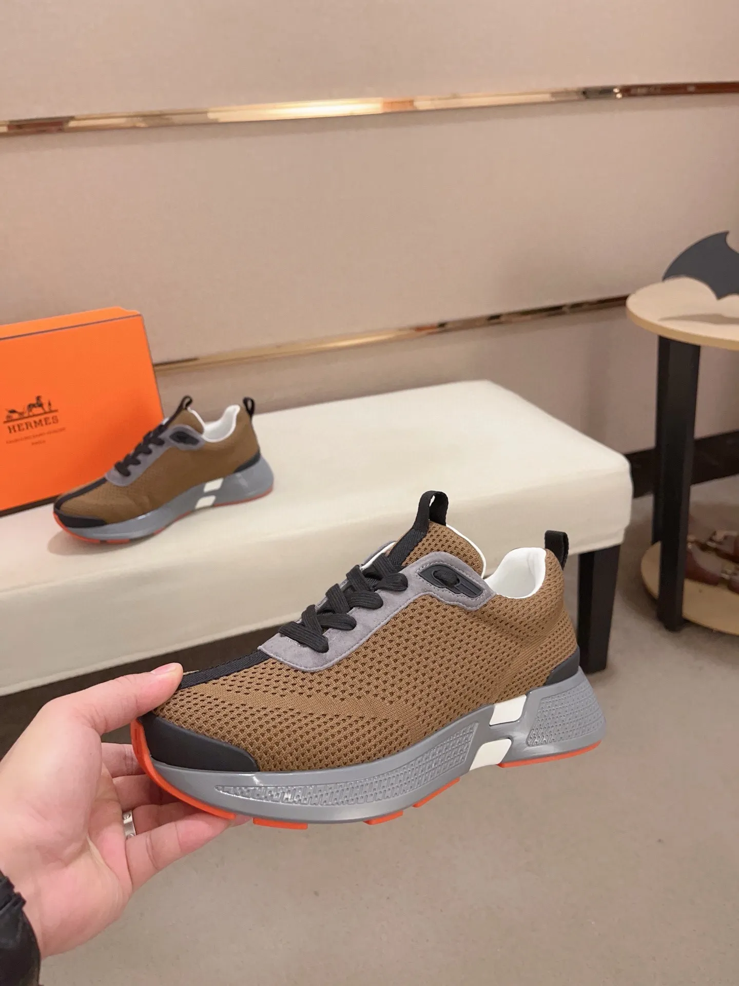Factory price: 540💰《HERMES》【Classic Original Version】Hermès; Top 🔝 Purchasing Agency 🔍🔍Men's latest 🇺🇸 counters are on sale simultaneously, original imported from Italy ▲▲Silk cowhide with breathable fabric ▲▲ (high-end and expensive Qi·Grade) Exquisite workmanship (Italian 🇮🇹Imported water-dyed 🐂cowhide lining) Sole: Original sole provided by the original factory, ⚠️Exclusive double-layer activity·TPR·Rubber·Combined molded outsole; Super·comfortable·wear-resistant·non-slip·environmental protection The real thing is more beautiful if you take the real thing (high quality, follow the order), you can enter and exit the counter at will * Number of yards: 38·39·40·41·42·43·44# (can be customized 45.)